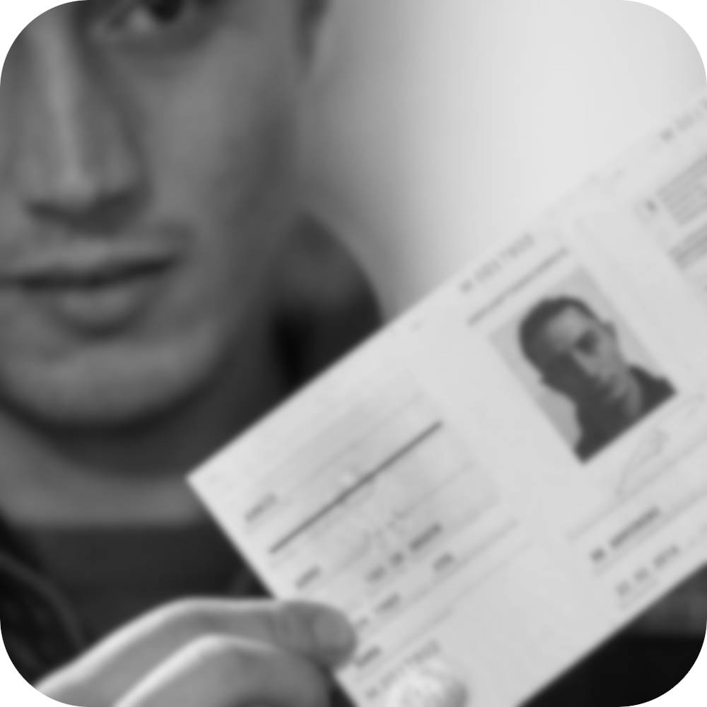 Mann mit Personalausweis