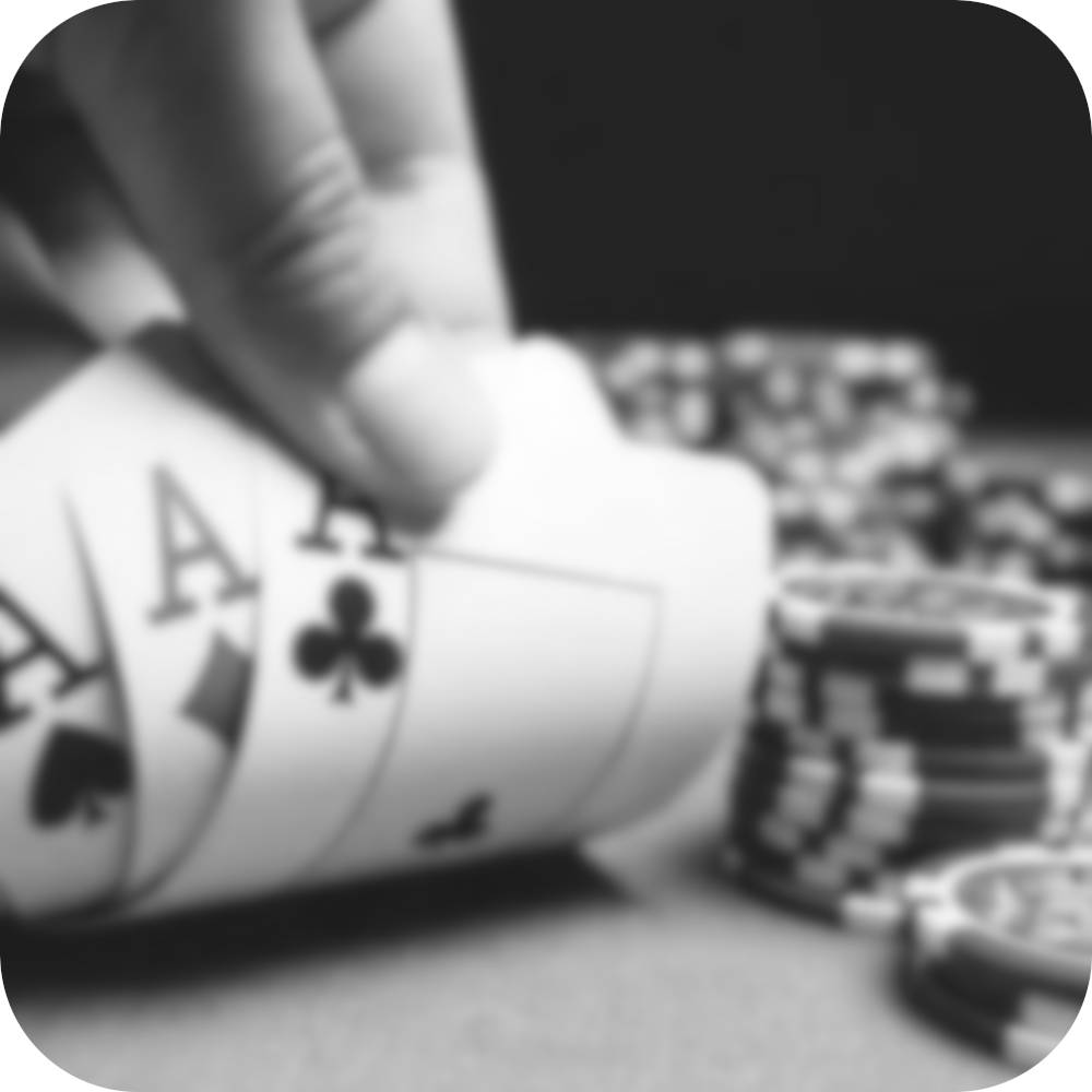 Pokertisch mit Chips und Karten
