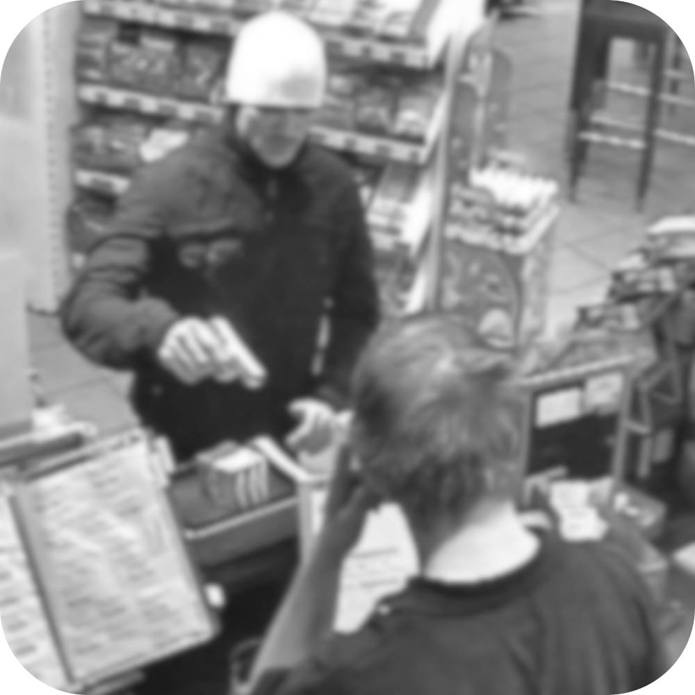 Mann überfällt eine Tankstelle mit vorgehaltener Pistole